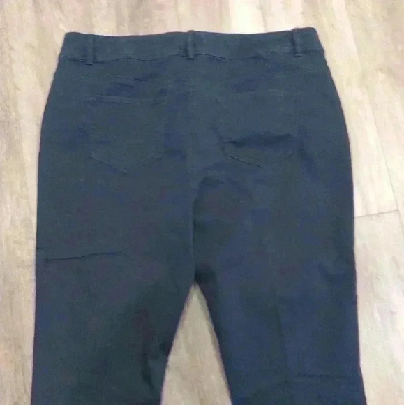 In  every story capris - Picture 3 of 5